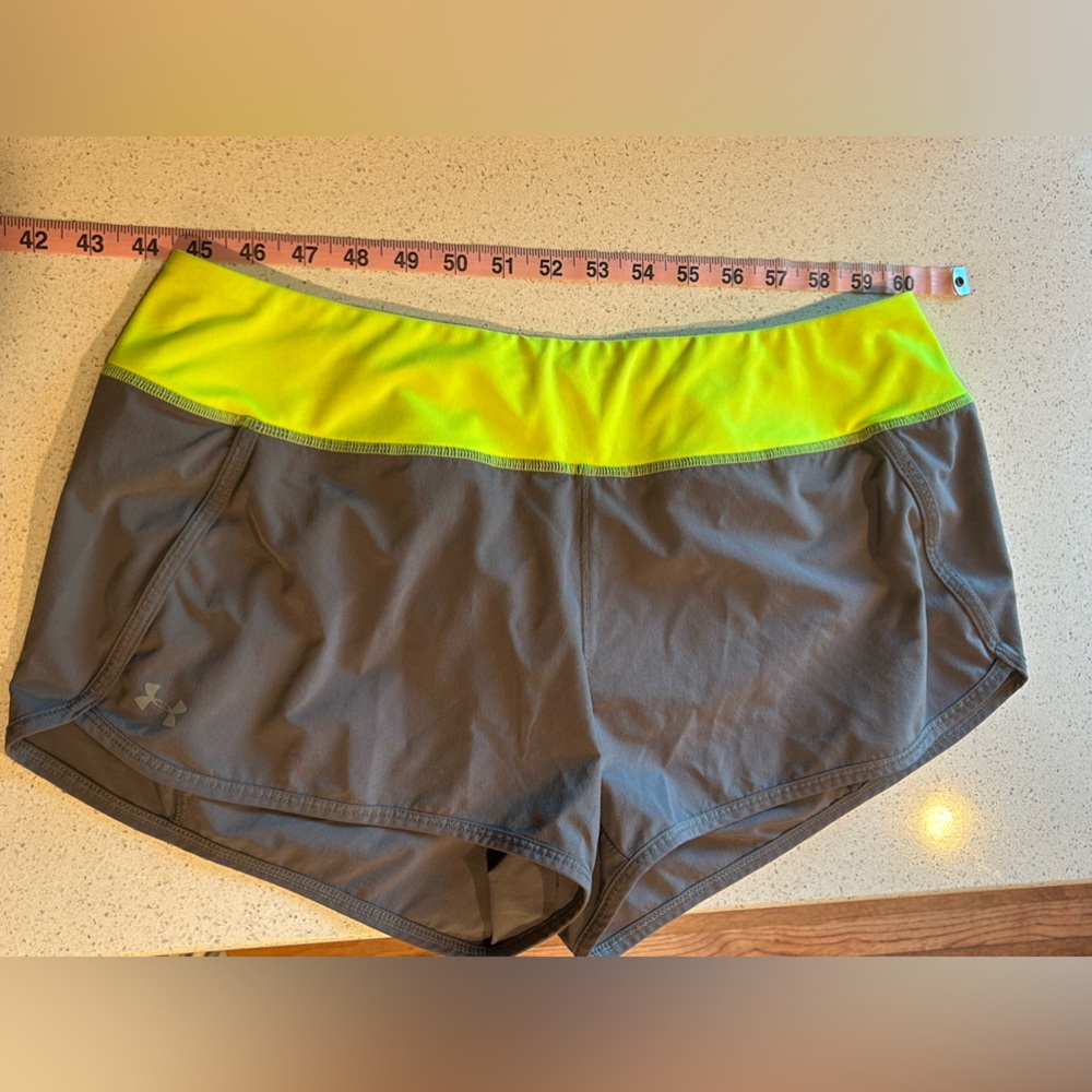 Under Armour running shorts *EUC* - heat gear- size large - Picture 6 of 7